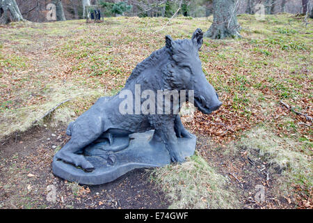 Späten 19. Jahrhundert Bronze-Figur von einem Wildschwein auf dem Gelände des Balmoral Castle. Stockfoto