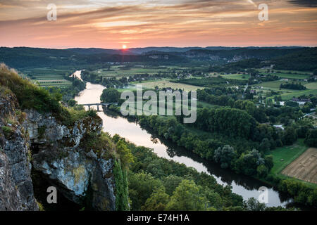 Der Dordogne, Ansicht von Domme bei Sonnenuntergang, Dordogne, Frankreich, Europa Stockfoto