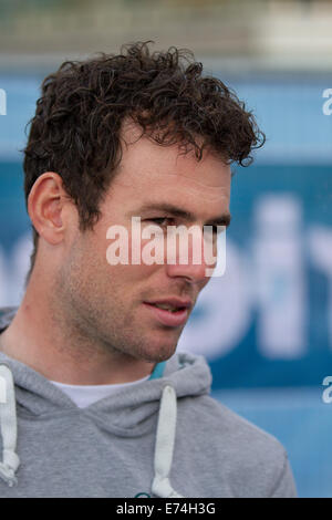 Liverpool, Merseyside, England 6. September 2014. Mark Cavendish Omega Pharma - Quick Step Team an die Freunde Leben Tour of Britain. Team-Präsentationen und Einführungen auf der Bühne im Chavasse Park am Samstagabend als Fahrer für das Rennen am Sonntag richtig weiter vorbereiten. Die Tour of Britain ist Großbritanniens größte professionelle Radrennen und größte frei zu zuschauen Sportveranstaltung des Landes. Bildnachweis: Mar Photographics/Alamy Live-Nachrichten Stockfoto