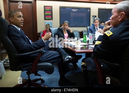 Präsident Barack Obama trifft mit dem nationalen Sicherheitsrat im Situation Room des weißen Hauses, 7. August 2014. (Offici Stockfoto