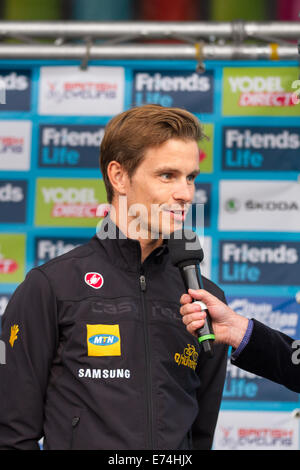 Liverpool, Merseyside, England 6. September 2014. MTN Qhubeka: Afrika Südafrikas erste ProContinental Team. Deutscher Fahrer Gerald Ciolek führt ein Team verzweifelt mit SuperSport Rundfunk das Rennen in Afrika zu beeindrucken. Freunde Leben Tour of Britain. Team-Präsentationen und Einführungen auf der Bühne im Chavasse Park am Samstagabend als Fahrer für das Rennen am Sonntag richtig weiter vorbereiten. Die Tour of Britain ist Großbritanniens größte professionelle Radrennen und größte frei zu zuschauen Sportveranstaltung des Landes. Bildnachweis: Mar Photographics/Alamy Live-Nachrichten Stockfoto