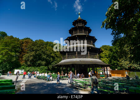 Chinesischen Turm und Biergarten, englischer Garten, München Stockfoto