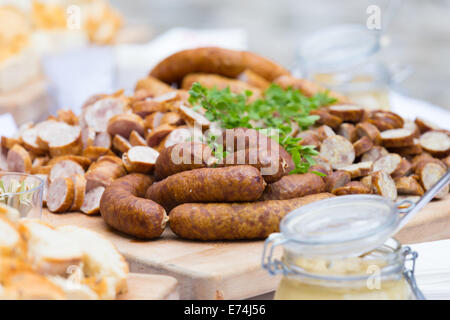 Geräucherte Wurst Aufschnitt. Stockfoto