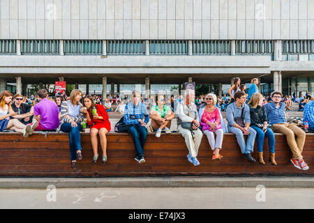 Moskau, Russland. Samstag, 6. September 2014. Der Tag der Stadt Moskau wird jährlich in den ersten Samstag im September gefeiert. Die Stadt wurde 1147 von Prinz Yuri Dolgorukiy (Long-handed) gegründet. In diesem Jahr feiert die Stadt 867th Geburtstag. Faire und Freizeit Festivalgelände im Museon Park der Künste. Nicht identifizierte Zuschauer von der musikalischen Darbietung sitzen auf einem Holzdeck. Bildnachweis: Alex Bilder/Alamy Live-Nachrichten Stockfoto