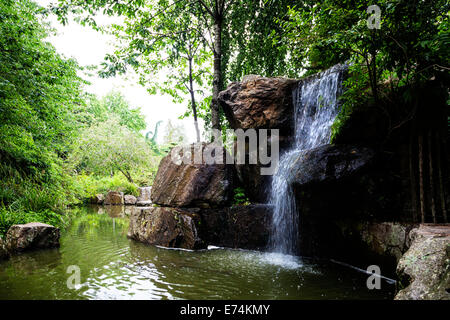 Kleine Wasserfälle und einen ruhigen Teich in Ille de Versailles Japanese Garden, Nantes, Frankreich. Ruhigen und friedlichen Lage. Stockfoto