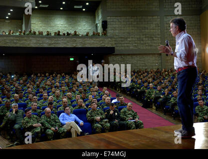 Covenas. 6. Sep, 2014. Foto bereitgestellt von Kolumbiens Präsidentschaft zeigt kolumbianischen Präsidenten, Juan Manuel Santos (R) bei einer Rede bei einem Treffen mit der kolumbianischen Streitkräfte, bei der Ausbildung Basis der Marine-Infanterie in die Stadt Covenas, nördlich von Kolumbien, am 6. September 2014. Santos, sagte am Samstag, dass die Streitkräfte sechs Kämpfer getötet und 12 weitere in zwei Operationen gegen die revolutionären Streitkräfte Kolumbiens (FARC, für seine Abkürzung in spanischer Sprache) und der nationalen Befreiungsarmee (ELN, für seine Abkürzung in spanischer Sprache) erfasst Credit: Xinhua/Alamy Live News Stockfoto