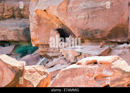 Canyonlands National Park, Utah - einem alten Anasazi Getreidespeicher auf einer Klippe hoch über dem Colorado River. Stockfoto