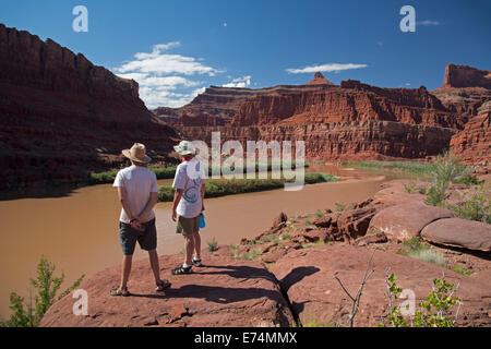 Canyonlands National Park, Utah - zwei Personen Stand über dem Colorado River und an einem Fluss rafting-Tour. Stockfoto
