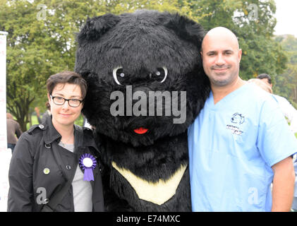 London, UK. 6. Sep, 2014. Marc Abraham und Sue Perkins betreut Pup Hilfe, die Welpen Parade und Spaß Hundeausstellung zur Sensibilisierung für Großbritanniens grausame Welpen Landwirtschaft Handel in Primrose Hill, London. Bildnachweis: Siehe Li/Alamy Live News Stockfoto