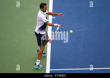 New York, USA. 6. Sep, 2014. Marin Cilic (CRO) besiegt Roger Federer (SUI im Halbfinale der Männer. Bildnachweis: PCN Fotografie/Alamy Live-Nachrichten Stockfoto