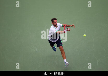 New York, USA. 6. Sep, 2014. Marin Cilic (CRO) besiegt Roger Federer (SUI im Halbfinale der Männer. Bildnachweis: PCN Fotografie/Alamy Live-Nachrichten Stockfoto