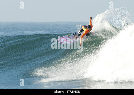 San Onofre/San Clemente, Kalifornien, U.S. 6. Sep, 2014. Brasiliens Gabriel Medina kam früh am Samstag in der Reihenfolge zum Aufwärmen für das, was werden der Hurley Pro ab nächster Woche. Hurrikan und tropischer Sturm Norbert größer als normale Wellen gebracht Trestles Surfspot am San Onofre State Beach, südlich von San Clemente, am Samstag mit Wellen voraussichtlich am Sonntagabend an Größe zunehmen und ins Montag. Bildnachweis: ZUMA Press, Inc./Alamy Live-Nachrichten Stockfoto