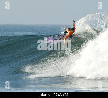 San Onofre/San Clemente, Kalifornien, U.S. 6. Sep, 2014. Brasiliens Gabriel Medina kam früh am Samstag in der Reihenfolge zum Aufwärmen für das, was werden der Hurley Pro ab nächster Woche. Hurrikan und tropischer Sturm Norbert größer als normale Wellen gebracht Trestles Surfspot am San Onofre State Beach, südlich von San Clemente, am Samstag mit Wellen voraussichtlich am Sonntagabend an Größe zunehmen und ins Montag. Bildnachweis: ZUMA Press, Inc./Alamy Live-Nachrichten Stockfoto