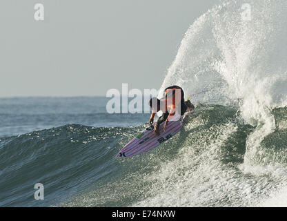 San Onofre/San Clemente, Kalifornien, U.S. 6. Sep, 2014. Brasiliens Gabriel Medina kam früh am Samstag in der Reihenfolge zum Aufwärmen für das, was werden der Hurley Pro ab nächster Woche. Hurrikan und tropischer Sturm Norbert größer als normale Wellen gebracht Trestles Surfspot am San Onofre State Beach, südlich von San Clemente, am Samstag mit Wellen voraussichtlich am Sonntagabend an Größe zunehmen und ins Montag. Bildnachweis: ZUMA Press, Inc./Alamy Live-Nachrichten Stockfoto