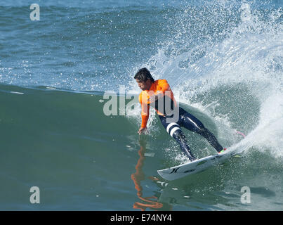 San Onofre/San Clemente, Kalifornien, U.S. 6. Sep, 2014. Brasiliens Gabriel Medina kam früh am Samstag in der Reihenfolge zum Aufwärmen für das, was werden der Hurley Pro ab nächster Woche. Hurrikan und tropischer Sturm Norbert größer als normale Wellen gebracht Trestles Surfspot am San Onofre State Beach, südlich von San Clemente, am Samstag mit Wellen voraussichtlich am Sonntagabend an Größe zunehmen und ins Montag. Bildnachweis: ZUMA Press, Inc./Alamy Live-Nachrichten Stockfoto