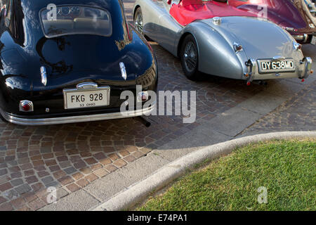 Turin, Italien. 6. September 2014. Autos auf Ausstellung: ein 1953 Aston Martin DB2 (links) und ein 1952 Jaguar XK 120 OTS (rechts). Sammler von historischen Autos trafen sich in Torino für einen Auto-Eleganz-Wettbewerb. Stockfoto