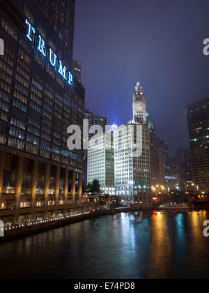 Ein Blick auf das Wrigley Building, Trump International Hotel und Tower Chicago und den Chicago River in der Nacht.  Chicago, Illinois. Stockfoto