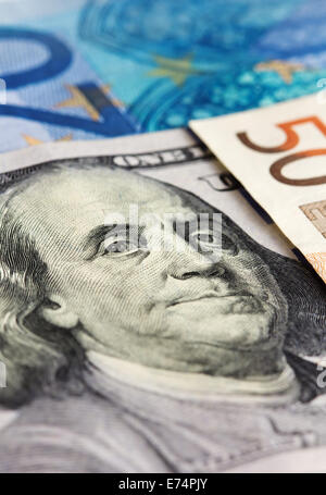 Nahaufnahme der hundert-Dollar-Note mit Euro-Banknoten Stockfoto