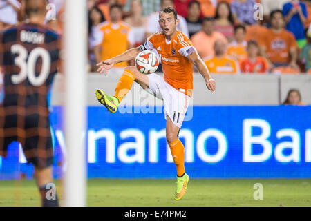 Houston, Texas, USA. 6. Sep, 2014. Houston Dynamo Mittelfeldspieler Brad Davis (11) steuert den Ball bei einem MLS-Spiel zwischen Houston Dynamo und Montreal Impact BBVA Compass-Stadion in Houston, TX am 6. September 2014. Der Dynamo gewann das Spiel 3: 2. Bildnachweis: Trask Smith/ZUMA Draht/Alamy Live-Nachrichten Stockfoto