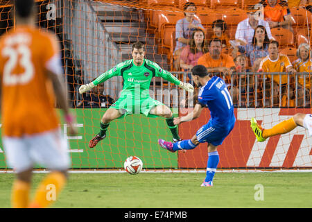 Houston, Texas, USA. 6. Sep, 2014. Montreal Impact Mittelfeldspieler Dilly Duka (11) erzielt ein Tor vorbei Houston Dynamo Torwart Tyler Deric (24) bei einem MLS-Spiel zwischen Houston Dynamo und Montreal Impact BBVA Compass-Stadion in Houston, TX am 6. September 2014. Der Dynamo gewann das Spiel 3: 2. Bildnachweis: Trask Smith/ZUMA Draht/Alamy Live-Nachrichten Stockfoto