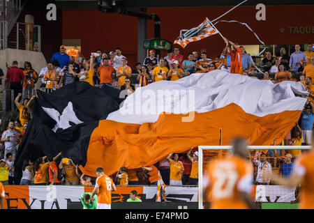 Houston, Texas, USA. 6. Sep, 2014. Houston Dynamo-Fans feiern das erste Tor von Giles Barnes während ein MLS-Spiel zwischen Houston Dynamo und Montreal Impact BBVA Compass-Stadion in Houston, TX am 6. September 2014. Der Dynamo gewann das Spiel 3: 2. Bildnachweis: Trask Smith/ZUMA Draht/Alamy Live-Nachrichten Stockfoto