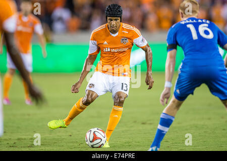 Houston, Texas, USA. 6. Sep, 2014. Houston Dynamo Mittelfeldspieler Ricardo Clark (13) steuert den Ball bei einem MLS-Spiel zwischen Houston Dynamo und Montreal Impact BBVA Compass-Stadion in Houston, TX am 6. September 2014. Der Dynamo gewann das Spiel 3: 2. Bildnachweis: Trask Smith/ZUMA Draht/Alamy Live-Nachrichten Stockfoto