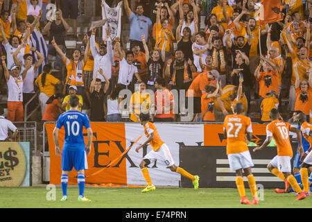 Houston, Texas, USA. 6. Sep, 2014. Houston Dynamo Mittelfeldspieler Ricardo Clark (13) feiert sein Ziel bei einem MLS-Spiel zwischen Houston Dynamo und Montreal Impact BBVA Compass-Stadion in Houston, TX am 6. September 2014. Der Dynamo gewann das Spiel 3: 2. Bildnachweis: Trask Smith/ZUMA Draht/Alamy Live-Nachrichten Stockfoto