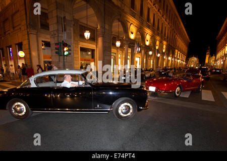 Torino, Italien. 6. September 2014. Eine Parade historischer Autos in Turin Stadtzentrum.. Sammler von historischen Automobilen in Turin für ein Auto Eleganz Auswahlverfahren erfüllt. Stockfoto