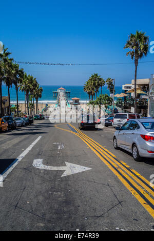 Manhattan Beach Pier von der Spitze des Hügels auf Manhattan Beach Blvd., Blick auf das Meer. Stockfoto