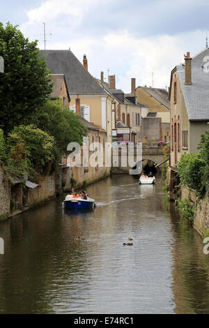 Touristen auf Boot auf Le Loir, Rue Herisson, Bonneval, Eure et Loir, Centre, Frankreich Stockfoto