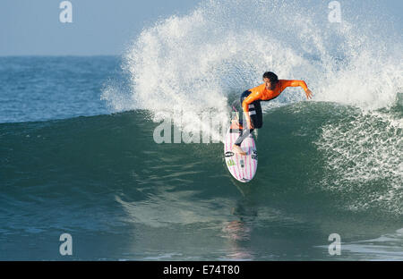 San Onofre/San Clemente, Kalifornien, U.S. 6. Sep, 2014. Brasiliens Gabriel Medina kam früh am Samstag in der Reihenfolge zum Aufwärmen für das, was werden der Hurley Pro ab nächster Woche. Hurrikan und tropischer Sturm Norbert größer als normale Wellen gebracht Trestles Surfspot am San Onofre State Beach, südlich von San Clemente, am Samstag mit Wellen voraussichtlich am Sonntagabend an Größe zunehmen und ins Montag. Bildnachweis: ZUMA Press, Inc./Alamy Live-Nachrichten Stockfoto