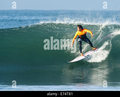 San Onofre/San Clemente, Kalifornien, U.S. 6. Sep, 2014. Brasiliens Gabriel Medina kam früh am Samstag in der Reihenfolge zum Aufwärmen für das, was werden der Hurley Pro ab nächster Woche. Hurrikan und tropischer Sturm Norbert größer als normale Wellen gebracht Trestles Surfspot am San Onofre State Beach, südlich von San Clemente, am Samstag mit Wellen voraussichtlich am Sonntagabend an Größe zunehmen und ins Montag. Bildnachweis: ZUMA Press, Inc./Alamy Live-Nachrichten Stockfoto