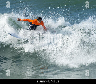 San Onofre/San Clemente, Kalifornien, U.S. 6. Sep, 2014. Brasiliens Gabriel Medina kam früh am Samstag in der Reihenfolge zum Aufwärmen für das, was werden der Hurley Pro ab nächster Woche. Hurrikan und tropischer Sturm Norbert größer als normale Wellen gebracht Trestles Surfspot am San Onofre State Beach, südlich von San Clemente, am Samstag mit Wellen voraussichtlich am Sonntagabend an Größe zunehmen und ins Montag. Bildnachweis: ZUMA Press, Inc./Alamy Live-Nachrichten Stockfoto