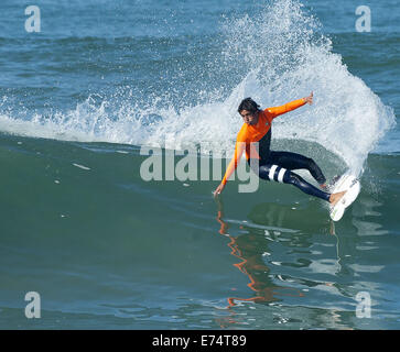 San Onofre/San Clemente, Kalifornien, U.S. 6. Sep, 2014. Brasiliens Gabriel Medina kam früh am Samstag in der Reihenfolge zum Aufwärmen für das, was werden der Hurley Pro ab nächster Woche. Hurrikan und tropischer Sturm Norbert größer als normale Wellen gebracht Trestles Surfspot am San Onofre State Beach, südlich von San Clemente, am Samstag mit Wellen voraussichtlich am Sonntagabend an Größe zunehmen und ins Montag. Bildnachweis: ZUMA Press, Inc./Alamy Live-Nachrichten Stockfoto