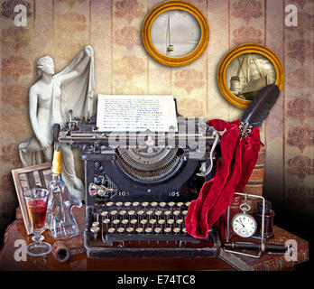 Mischmasch aus verschiedenen Utensilien, Werkzeuge, Geräte und eine klassische Statue auf einer alten Schreibmaschine schreiben mit verblassten Charakter Stockfoto