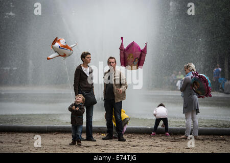 Brüssel, Belgien. 6. Sep, 2014. Kredit-Familie mit Chlilderen Takespart in des Ballons Day Parade im Rahmen des jährlichen Comic Book Festival in Brüssel, Belgien auf 06.09.2014: Dpa picture-Alliance/Alamy Live News Stockfoto