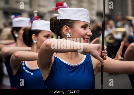 Brüssel, Belgien. 6. Sep, 2014. Majoretten beteiligen sich an des Ballons Day Parade im Rahmen des jährlichen Comic Book Festival in Brüssel auf 06.09.2014 Credit: Dpa picture-Alliance/Alamy Live News Stockfoto