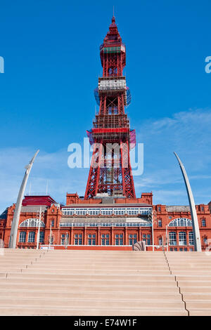 Architektonische Besonderheiten an der neu restaurierten Promenade verweisen auf Blackpool Tower an einem frischen, klaren und sonnigen Frühlingstag Stockfoto