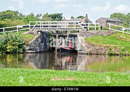 Eine schmale Boot verhandelt Johnson Hillock Sperre Flug am Leeds und Liverpool Kanal in der Nähe von liquidiren, Chorley, Lancashire Stockfoto