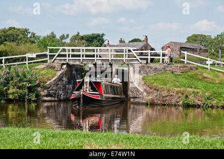 Eine schmale Boot verhandelt Johnson Hillock Sperre Flug am Leeds und Liverpool Kanal in der Nähe von liquidiren, Chorley, Lancashire Stockfoto