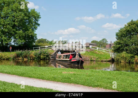 Eine schmale Boot verhandelt Johnson Hillock Sperre Flug am Leeds und Liverpool Kanal in der Nähe von liquidiren, Chorley, Lancashire Stockfoto