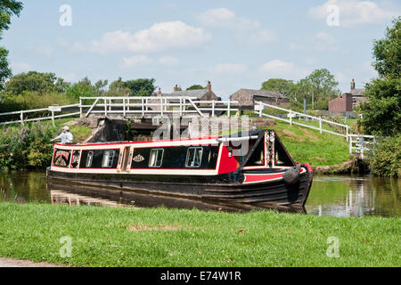 Eine schmale Boot verhandelt Johnson Hillock Sperre Flug am Leeds und Liverpool Kanal in der Nähe von liquidiren, Chorley, Lancashire Stockfoto