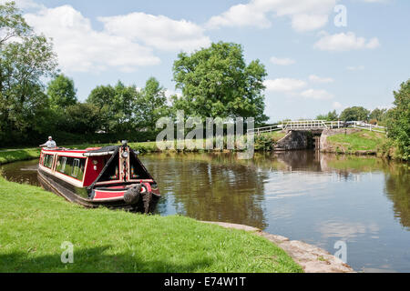 Eine schmale Boot verhandelt Johnson Hillock Sperre Flug am Leeds und Liverpool Kanal in der Nähe von liquidiren, Chorley, Lancashire Stockfoto