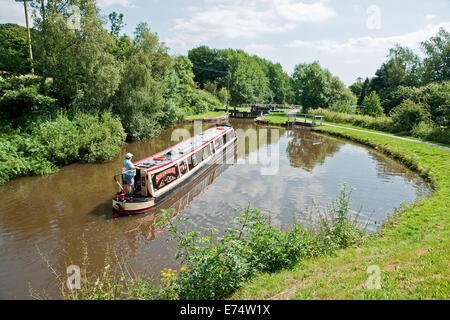 Eine schmale Boot verhandelt Johnson Hillock Sperre Flug am Leeds und Liverpool Kanal in der Nähe von liquidiren, Chorley, Lancashire Stockfoto