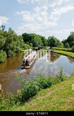 Eine schmale Boot verhandelt Johnson Hillock Sperre Flug am Leeds und Liverpool Kanal in der Nähe von liquidiren, Chorley, Lancashire Stockfoto