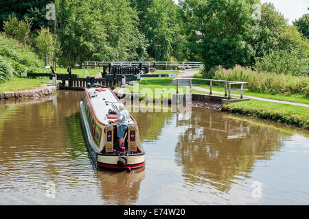 Eine schmale Boot verhandelt Johnson Hillock Sperre Flug am Leeds und Liverpool Kanal in der Nähe von liquidiren, Chorley, Lancashire Stockfoto