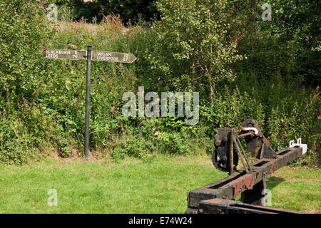 Wegweiser geben Laufleistungen auf dem Leeds und Liverpool Kanal in der Nähe von liquidiren, Chorley, Lancashire Stockfoto