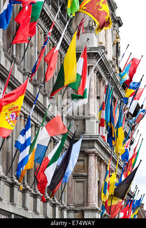 Flaggen der Welt auf dem Display gegen die Außenseite des beeindruckenden Rathaus Antwerpen, Belgien Stockfoto
