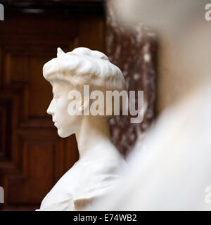 Weißer Marmor Büsten von Königin Elisabeth und König Albert i. von Belgien (1910) in Antwerpen Rathaus von Julius Lagae (1862-1931) Stockfoto