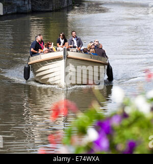 Touristen genießen eine Boot Reise auf dem Kanal läuft durch die malerische flämische Stadt Gent in Belgien. Stockfoto